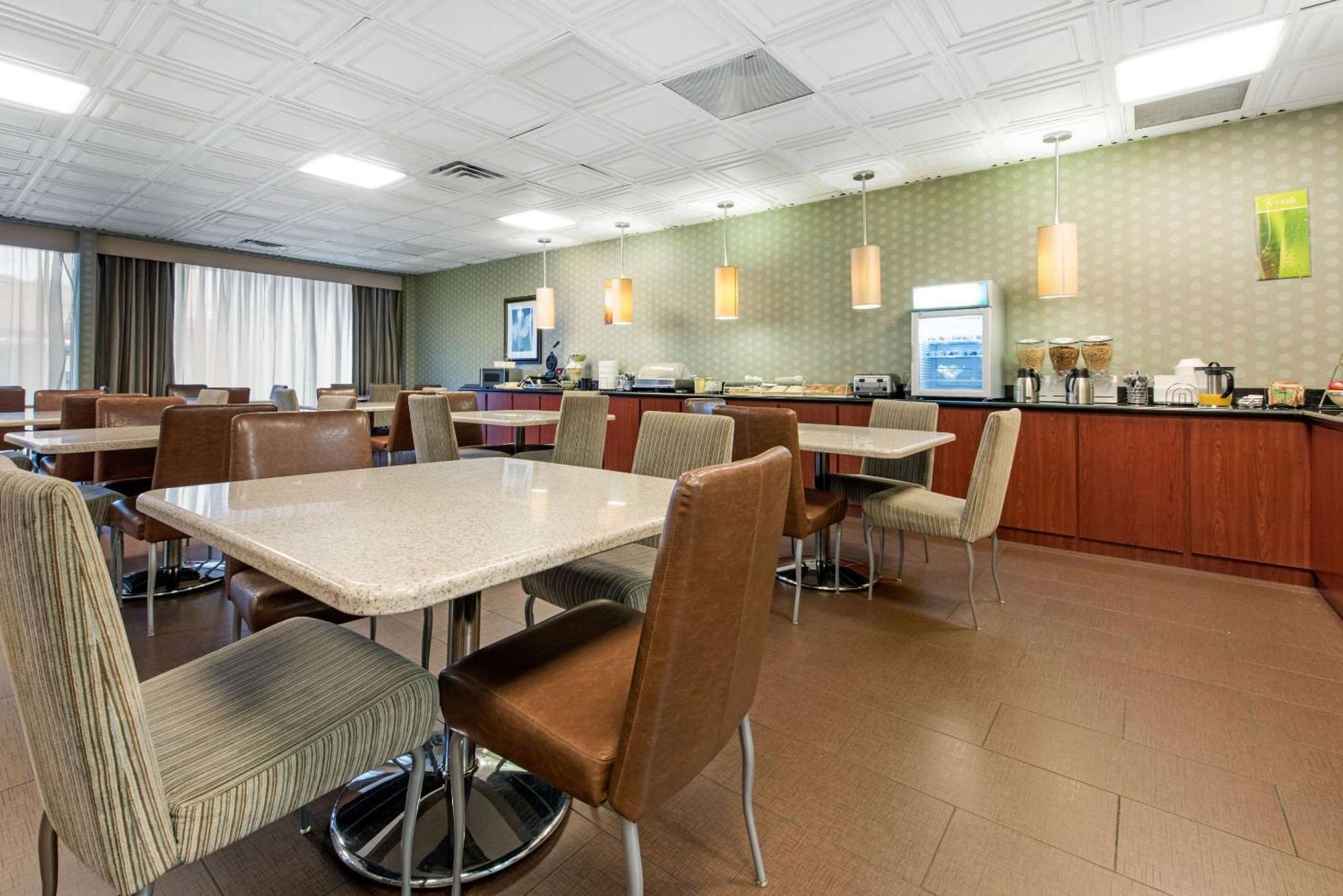 Quality Inn & Suites Charleston - Civic Center Zewnętrze zdjęcie