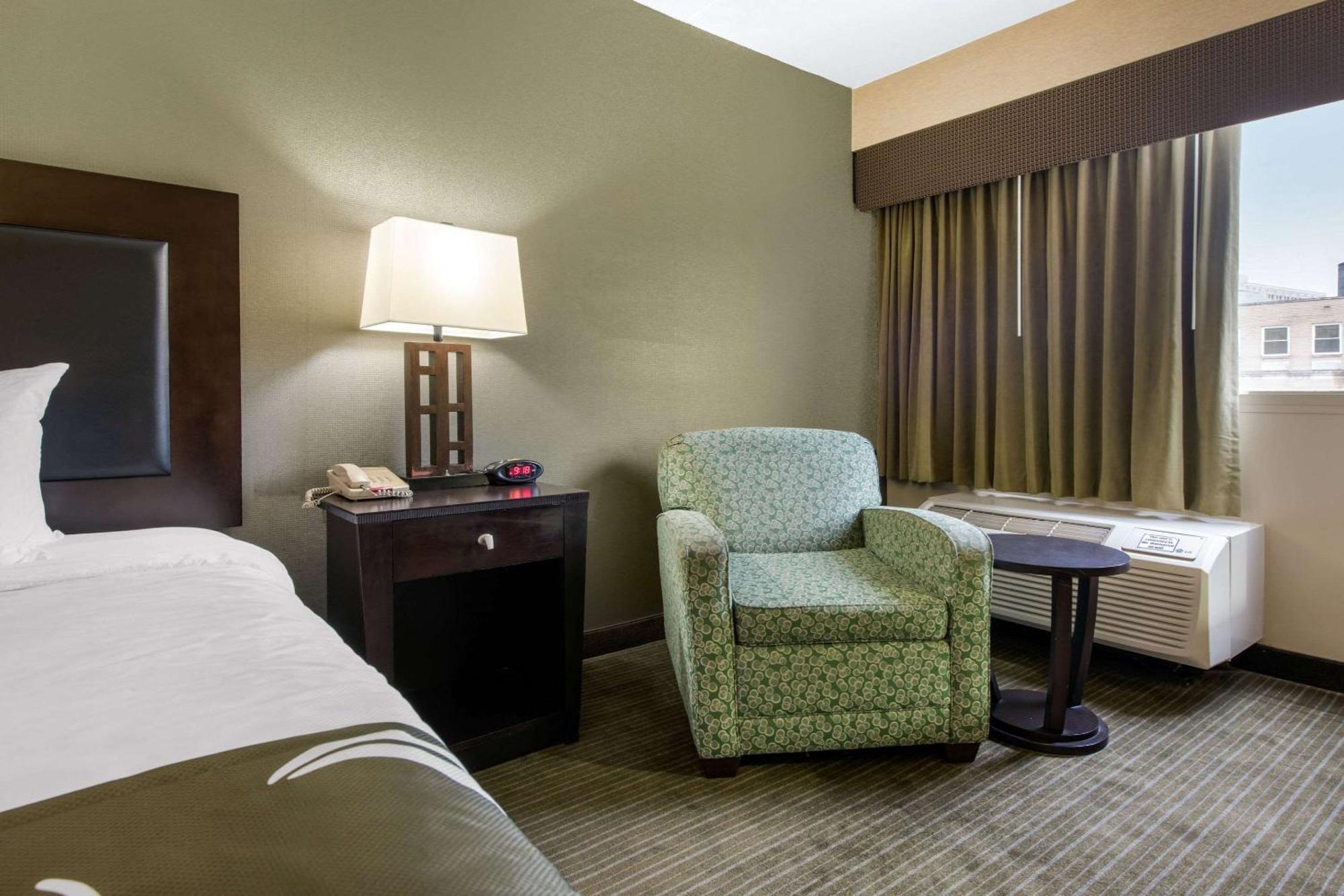 Quality Inn & Suites Charleston - Civic Center Zewnętrze zdjęcie