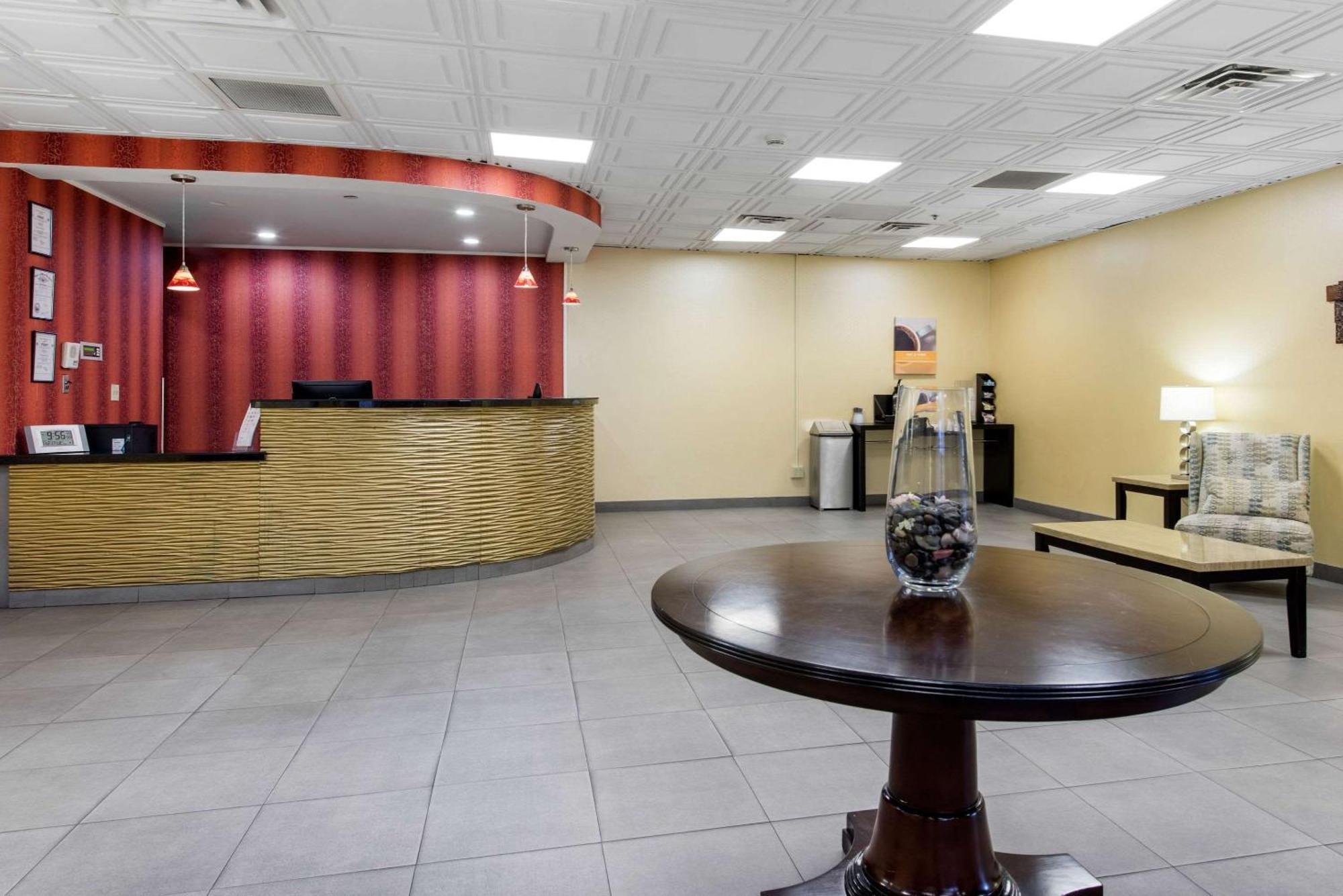 Quality Inn & Suites Charleston - Civic Center Zewnętrze zdjęcie